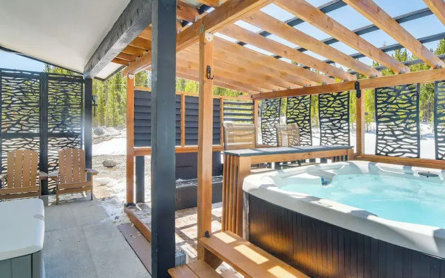 Romantic Mountain Retreat w/ Scenic Views!