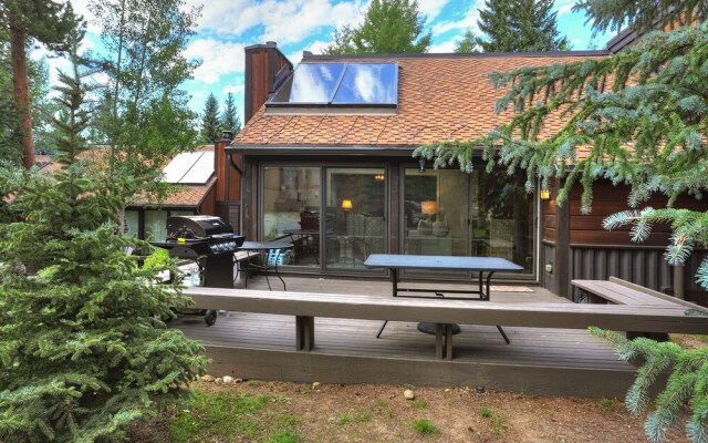 Spacious Mill Run 3 Townhouse Close to City Attractions by RedAwning