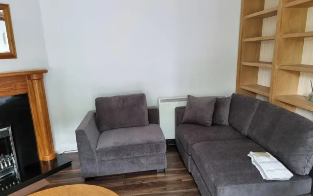 3 Bedrooms - Sleep 7 - Garden - Private Parking