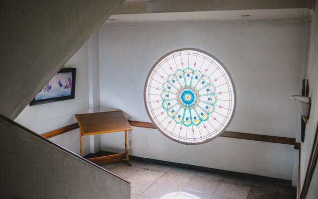 RedDoorz Plus near Taman Safari Indonesia