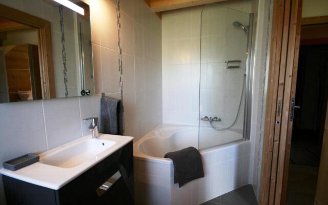 Chalet Timbers - Light and modern - sleeps 6 - Les Gets