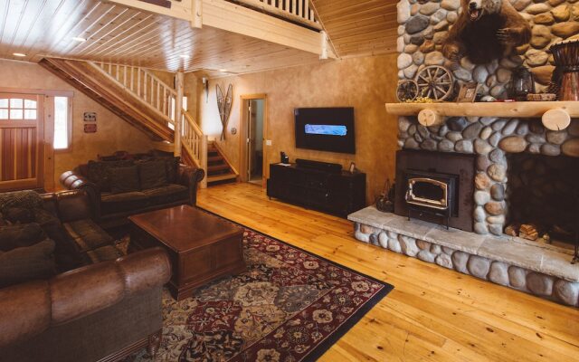 Serenity Pines Lodge in Shugart Flats