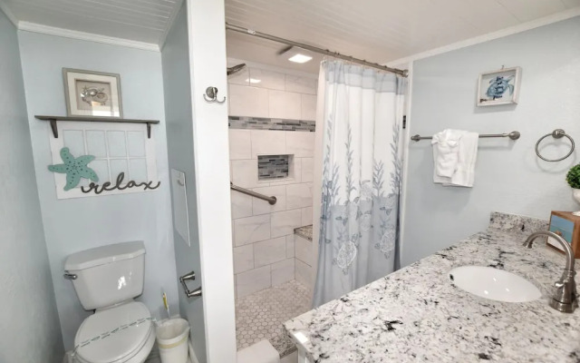 1201 Waters Edge Resort 3 Bedroom Condo by RedAwning
