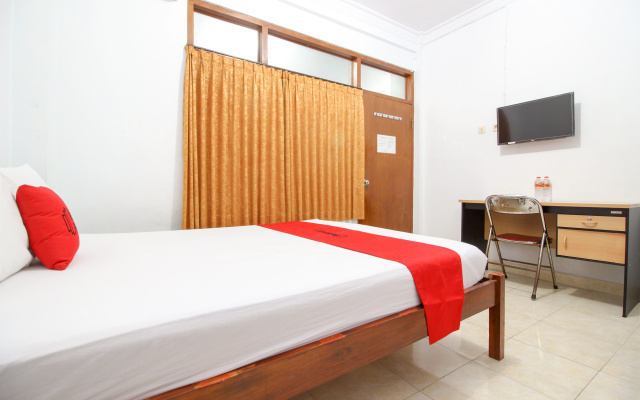 RedDoorz Plus near Alun Alun Selatan – Guest Rooms – Yogyakarta