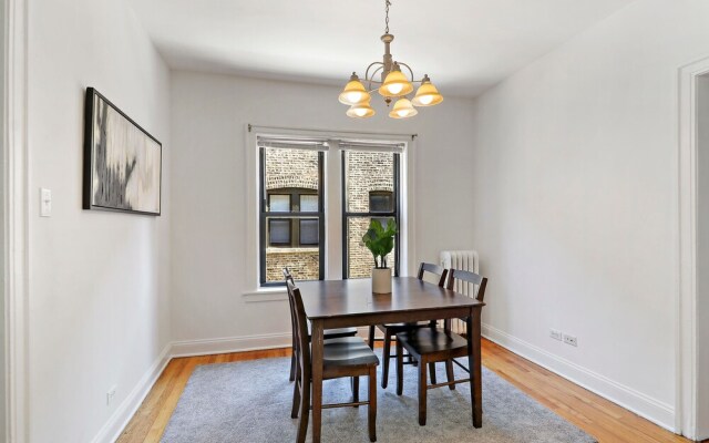 Darling 1BR Apartment in Lakeview