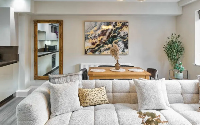 Host Stay Chic Townhouse by the Docks