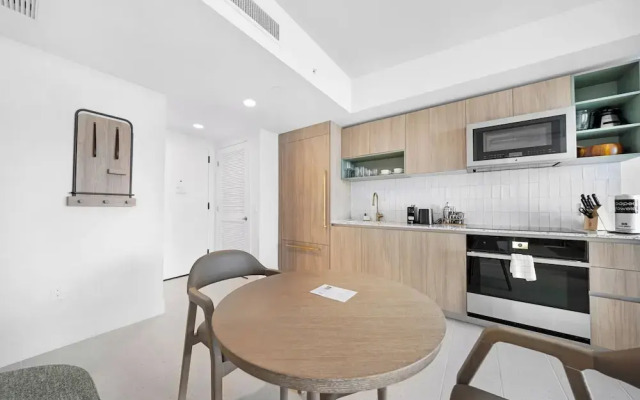 Skyline Retreat Chic 1-BR with City View