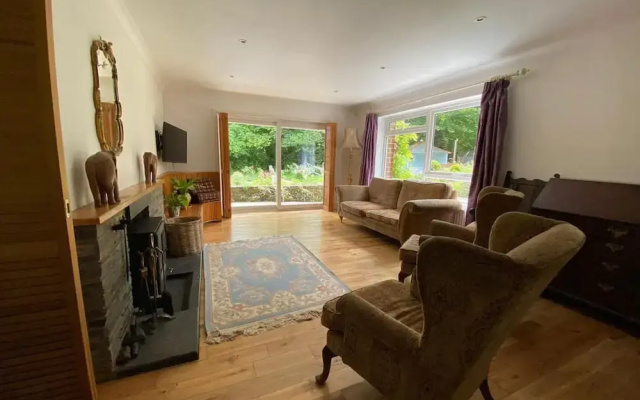 Family Home With Large Garden and Pool Near Totnes