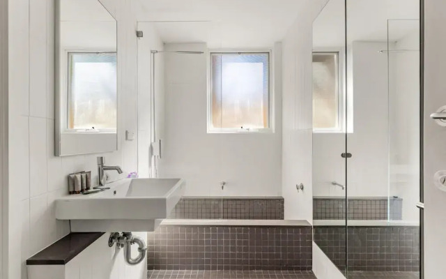 2-bed Harbourside Home With Views in Fab Location