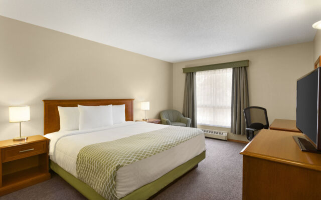 Colonial Square Inn & Suites