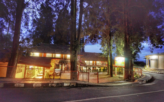 Pandu Lakeside Hotel Tuktuk