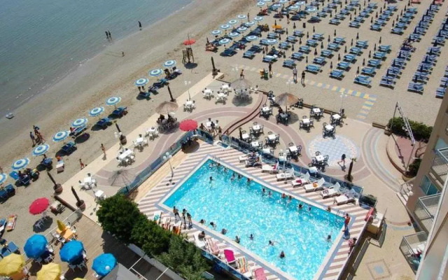 Club Hotel Bikini & Tropicana