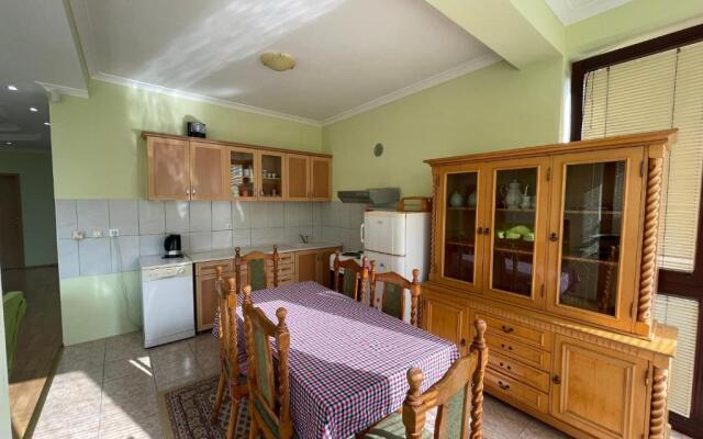 Huge Apartment with a Garden in the City Center