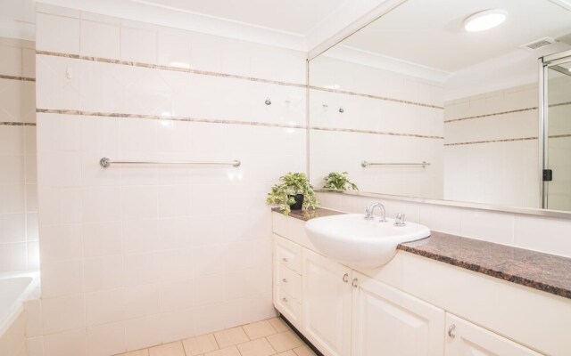 Rustic Hardwood 2 Bedroom Apartment in Randwick