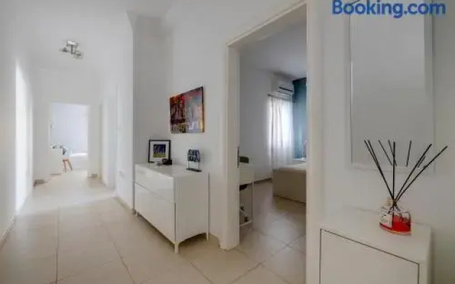 Seaside Bliss 3BR Holiday Apartment Sliema