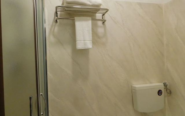 Moonlight Hotel & Suites