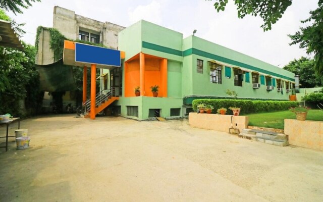 Goroomgo Brlux International Agra