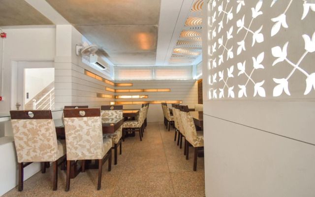 Flagship 76012 Hotel Grand Decor