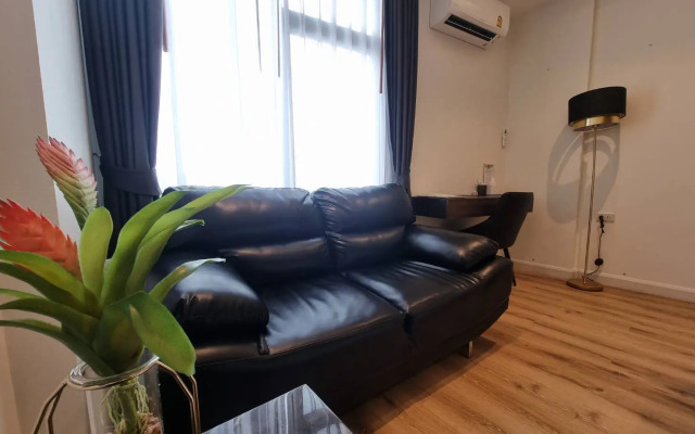 Play Poshtel & Cafe (SHA Certified)