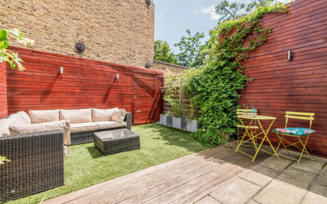 Ealing's Cozy Garden Retreat
