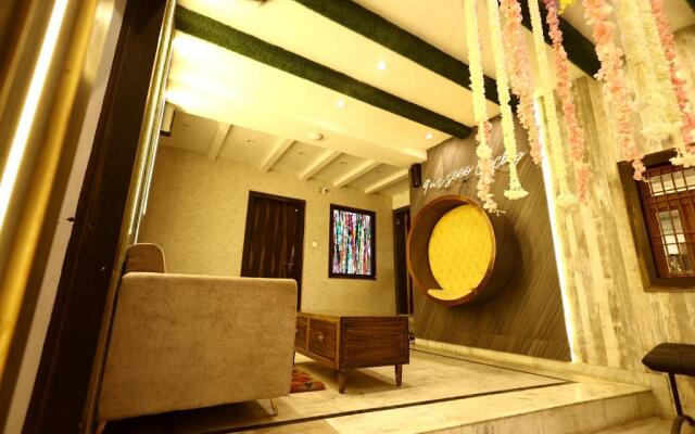 Lucky Restaurant And Guest House
