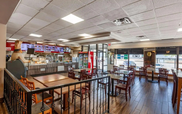 Econo Lodge Inn & Suites Toronto Airport