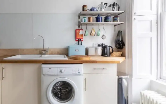Light-filled Period Apartment - Central Bath