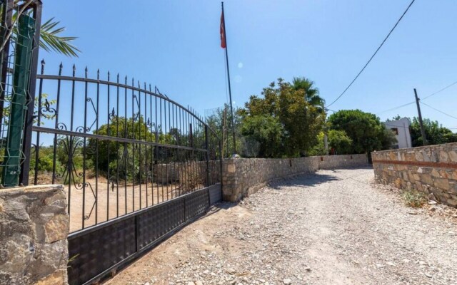 2 BR House With Calming Garden in Bodrum