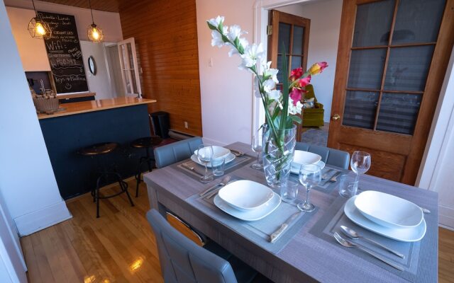 Stunning 2 Bedroom Apt! 3mins Walk From CDN Metro