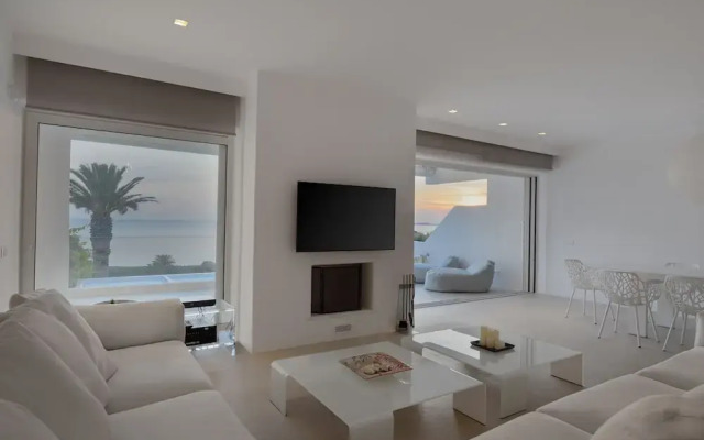 Luxurious Beachfront Villa Maira