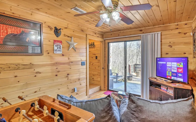 Blue Ridge Log Cabin w/ Hot Tub & Game Room!