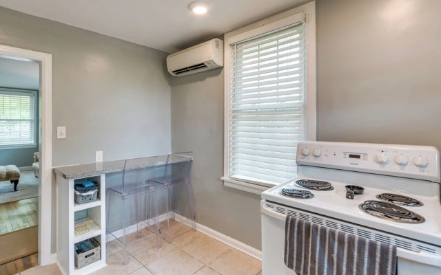 2 Mi to Dtwn Pensacola: Charming Apartment