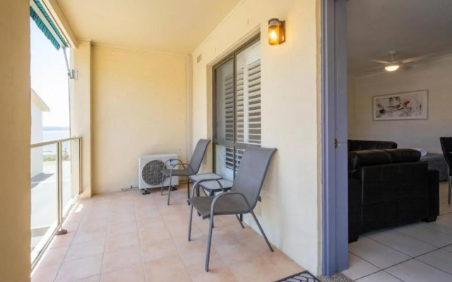 Sunny, 2-bedroom apartment with pool, 200m from Caseys beach