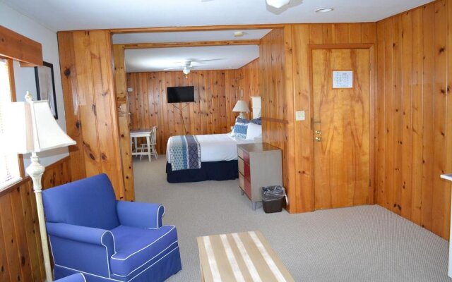 Buzz's Lakeside Inn