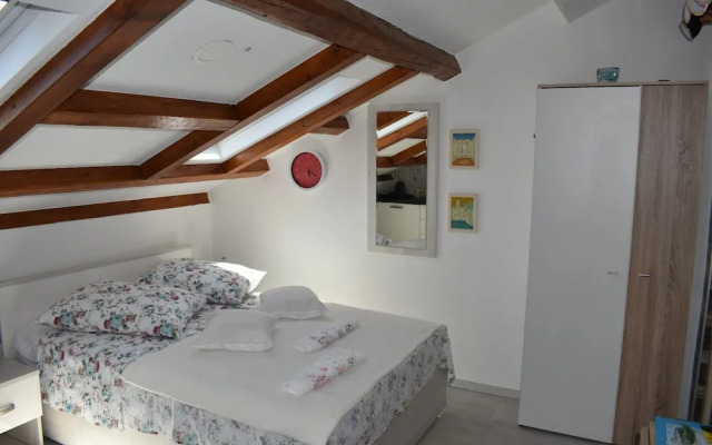 Dante Apartment