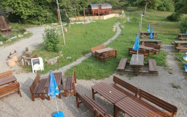 Le Chalet du Chemin et sa Roulotte