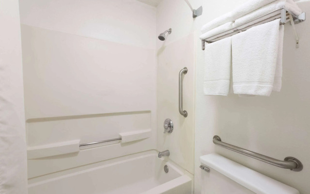 Super 8 by Wyndham Coshocton Roscoe Village