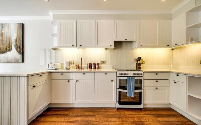 Quiet Mews House With Parking & Garden