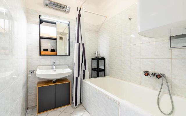 New with a View - Modern Studio