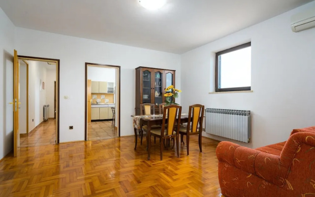 Graceful Apartment With Barbecue Area