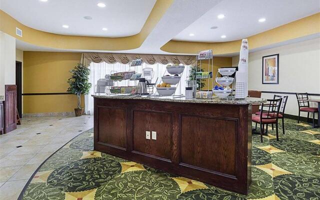 Days Inn & Suites by Wyndham Houston / West Energy Corridor