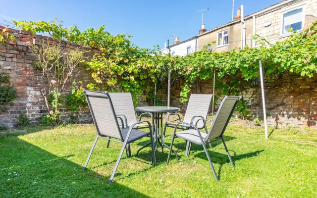 Comfy, 2 Bed House, Sleeps 6 with Garden and Free Parking in Cheltenham