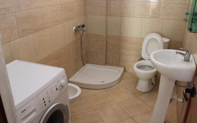 Bledi's Comfy Apartment in New Blvd / Free Parking