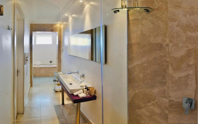 The Clarendon - Bantry Bay
