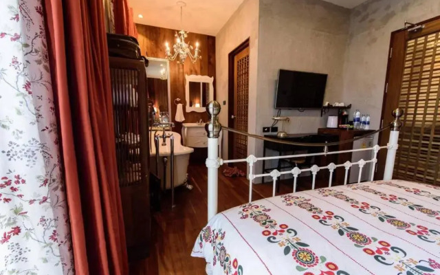 Rimrabeang Amphawa Cafe and Suite