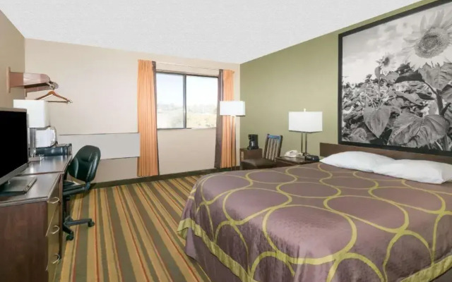 Super 8 Topeka/Wanamaker RD/I-70