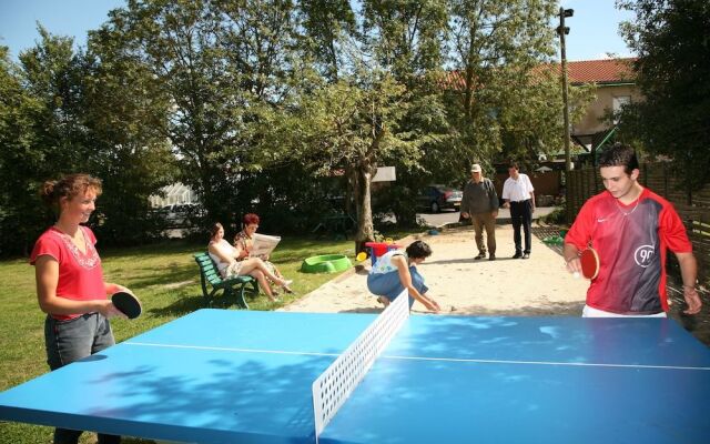 Hôtel-Restaurant La Crèche et sa piscine intérieure - Logis Hôtels