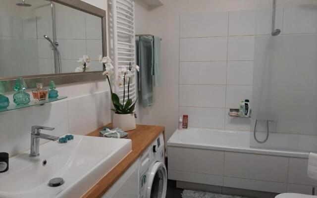 APART- salon z aneksem kuchenym, 2 sypialnie, łazienka