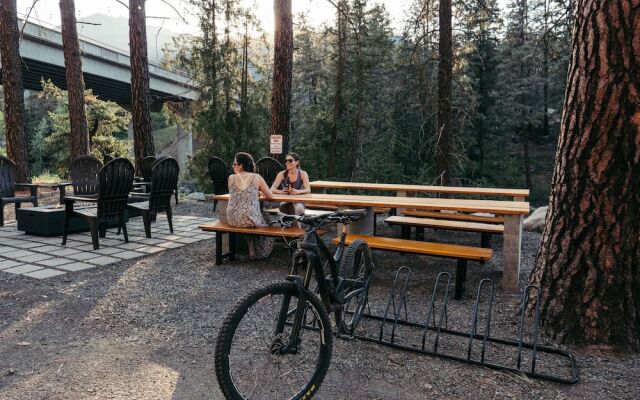 LOGE Leavenworth Riverside