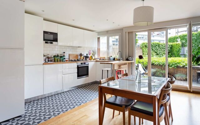 Bright and Modern Apt With Patio in Paris 18th!